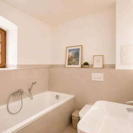 Exklusive Erdgeschosswohnung Im Romantischen Vierseitenhof Mit 3 Schlafzimmern Und 2 Baedern Apartament *