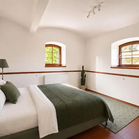 Apartament Exklusive Erdgeschosswohnung Im Romantischen Vierseitenhof Mit 3 Schlafzimmern Und 2 Baedern *
